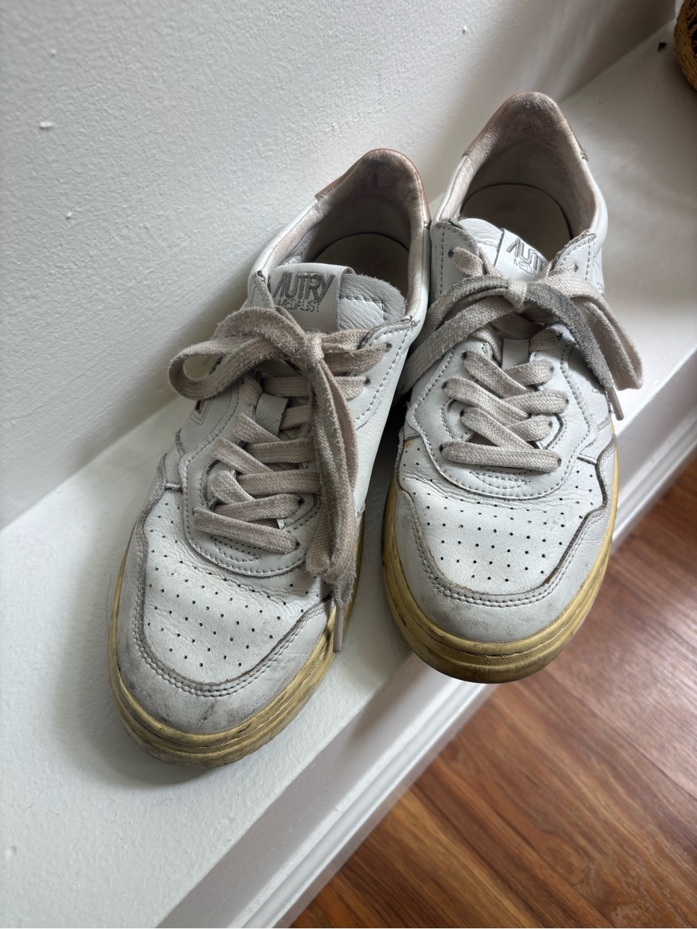 Medalist low sneakers in white and gold leather